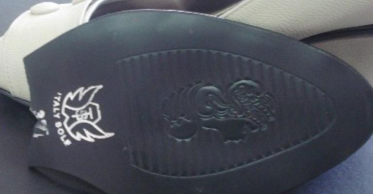 ضبط أحذية نسائية كتب في أسفلها بسم الله الرحمن الرحيم (صوت) ضبط أحذية نسائية كتب في أسفلها بسم الله الرحمن الرحيم (صوت)