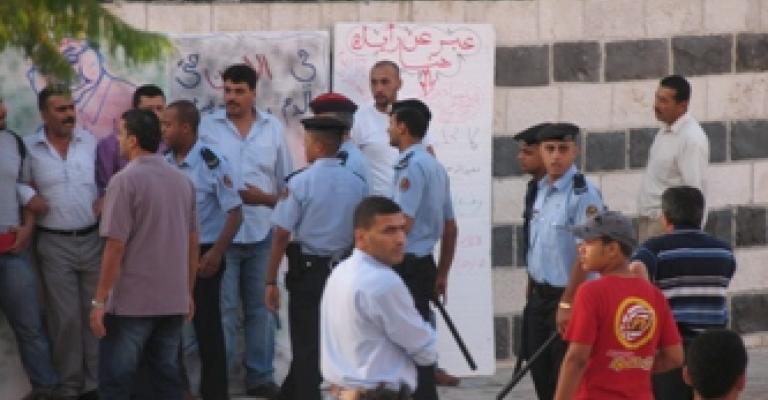 الأمن يطوق بالهراوات "جدارية" المكاتب الشبابية لأحزاب المعارضة الأمن يطوق بالهراوات "جدارية" المكاتب الشبابية لأحزاب المعارضة