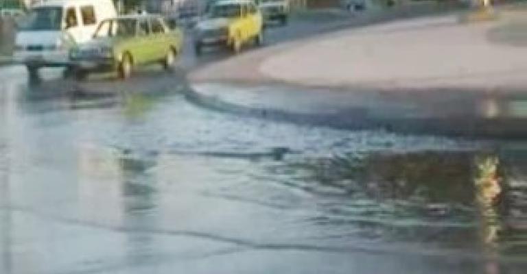 شارع رئيسي في البقعة يغرق بالمجاري..فيديو