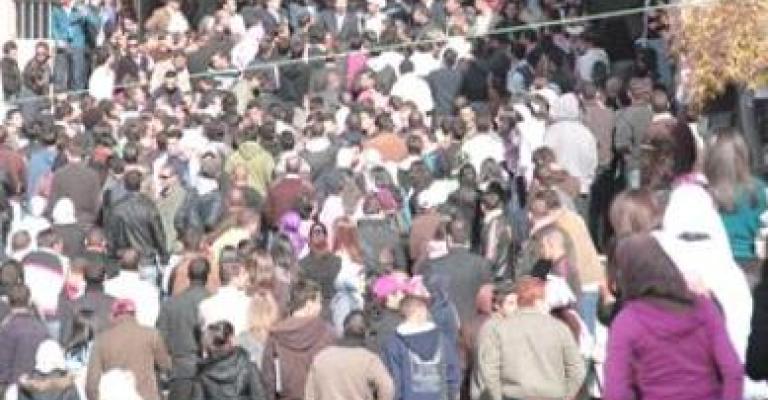 الشباب والانتخاب: تشجيع للمشاركة ومنع من العمل السياسي