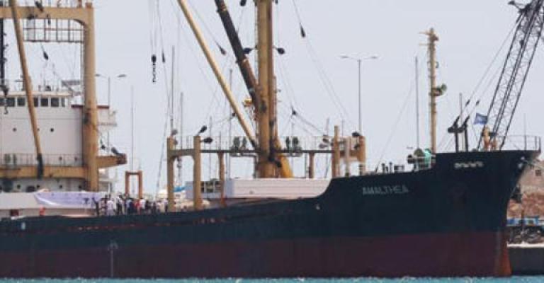 مساعدات سفينة الامل ما زالت في العريش مساعدات سفينة الامل ما زالت في العريش