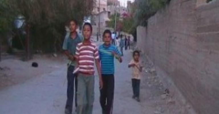 أطفال دير علا يتخذون الشوارع ملعبا لهوايتهم (فيديو) 