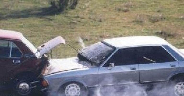 كوادر الدفاع المدني تتعامل مع حادث تصادم في الكرك