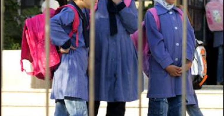 التربية تستعين بالمتقاعدين وطلاب الجامعات لسد النقص المدارس..صوت