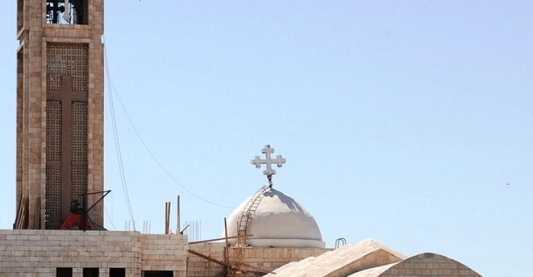 شباب مسلمون يزينون بالزهور ساحة كنيسة البشارة 