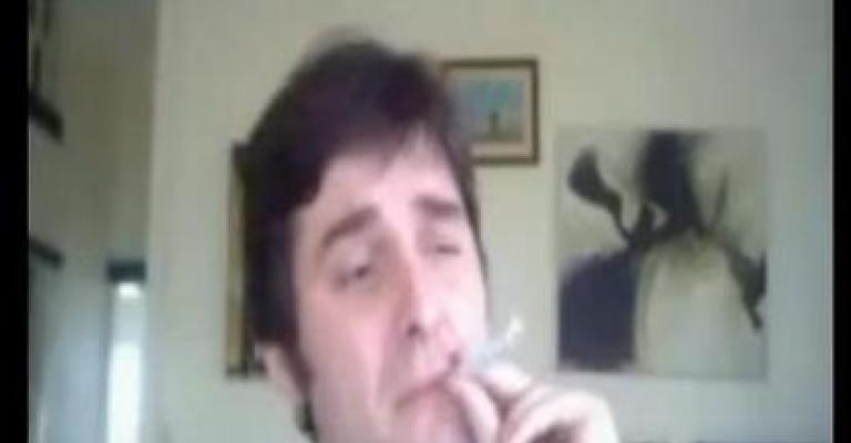 استاذ جامعي يمزق المصحف والانجيل ويدخن اوراقهما..فيديو