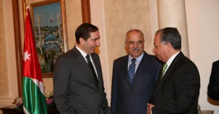 الحكومة تبدأ بسياسة الانفتاح بلقائها النقابات والإسلاميين