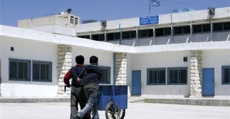 الاونروا توزع كتبا مدرسية قديمة لا تصلح للدراسة الاونروا توزع كتبا مدرسية قديمة لا تصلح للدراسة