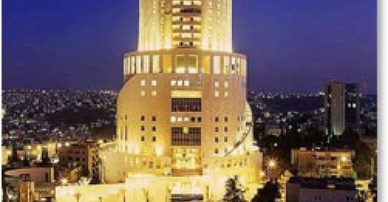 إضاءة فندق الرويال باللون الوردي للتوعية بسرطان الثدي