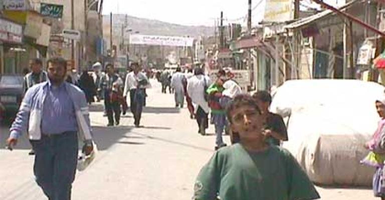 شباب في البقعة لا يبرحون مدارس البنات في المخيم شباب في البقعة لا يبرحون مدارس البنات في المخيم