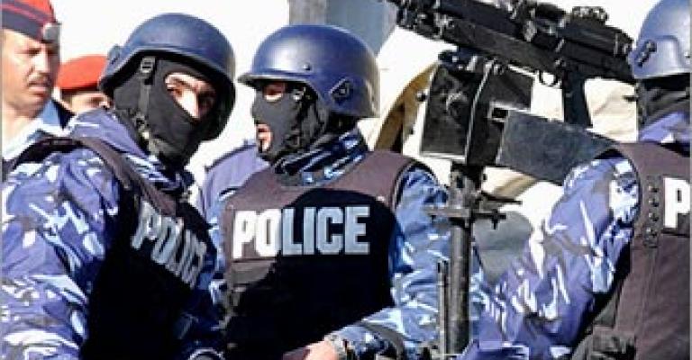 إصابة ثلاثة أشخاص بعيارات نارية في مخيم الحسين