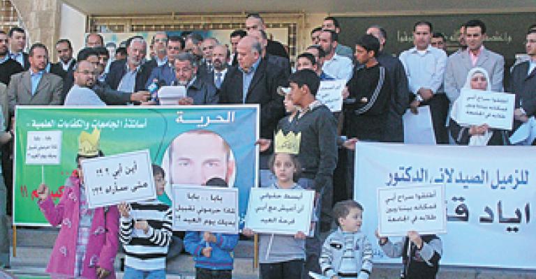 اعتصام أمام مجمع النقابات للمطالبة بالإفراج عن القنيبي اعتصام أمام مجمع النقابات للمطالبة بالإفراج عن القنيبي