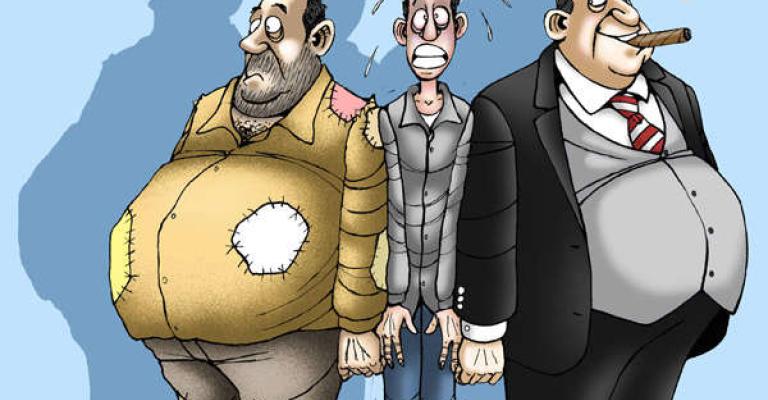 مواطنو الطبقة الوسطى يتخوفون من هبوطهم إلى الفقر مواطنو الطبقة الوسطى يتخوفون من هبوطهم إلى الفقر