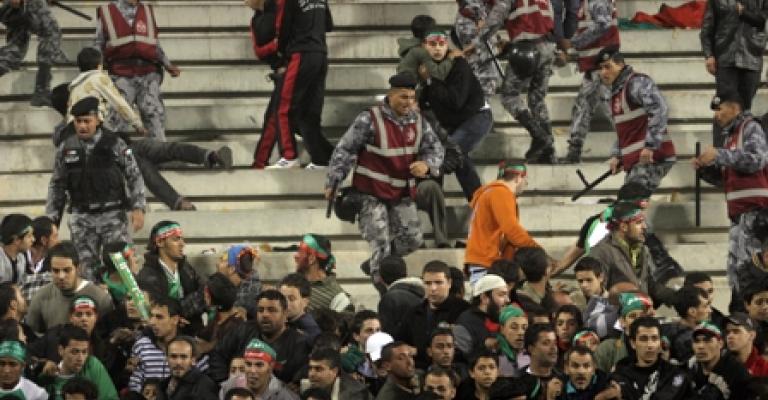 جماهير الوحدات تتهم الدرك باستخدام قوة غير مبررة..فيديو جماهير الوحدات تتهم الدرك باستخدام قوة غير مبررة..فيديو