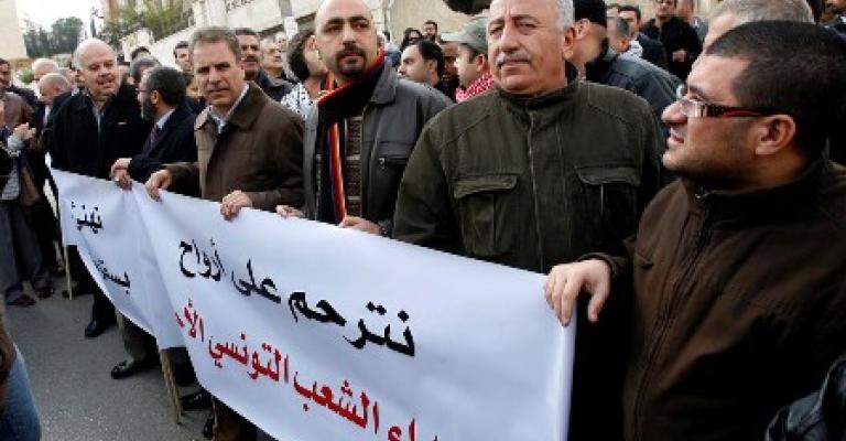 وقفة تهنئة بالورود للشعب التونسي (صور) وقفة تهنئة بالورود للشعب التونسي (صور)