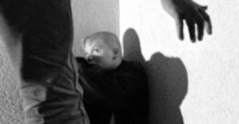 الأشغال الشاقة لأب ضرب ابنه حتى الموت الأشغال الشاقة لأب ضرب ابنه حتى الموت