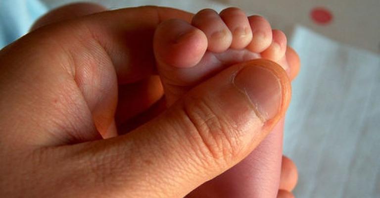 وفاة طفل رضيع سقط من الطابق الثالث