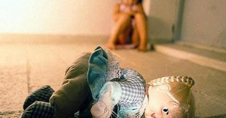 إدانة أم شغلت ابنتها القاصر في الدعارة