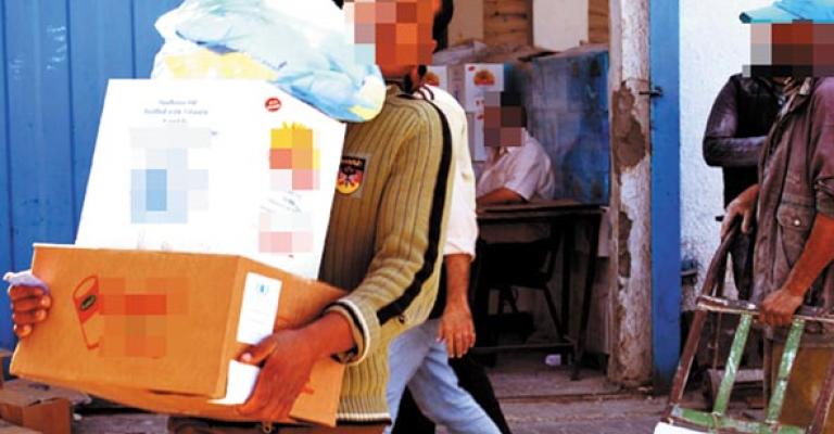 محسوبية في توزيع طرود المساعدات في مخيم البقعة محسوبية في توزيع طرود المساعدات في مخيم البقعة