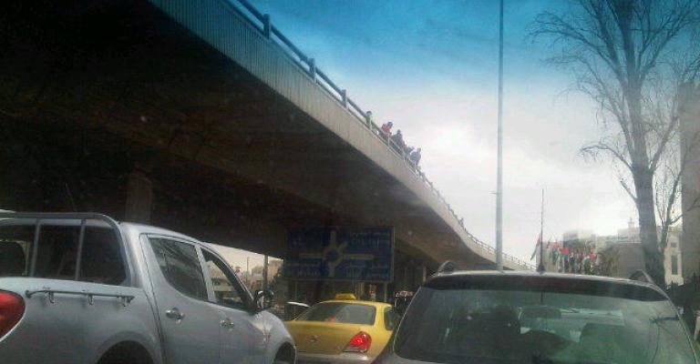 أب يحاول القاء طفليه من على جسر الداخلية ..صورة أب يحاول القاء طفليه من على جسر الداخلية ..صورة