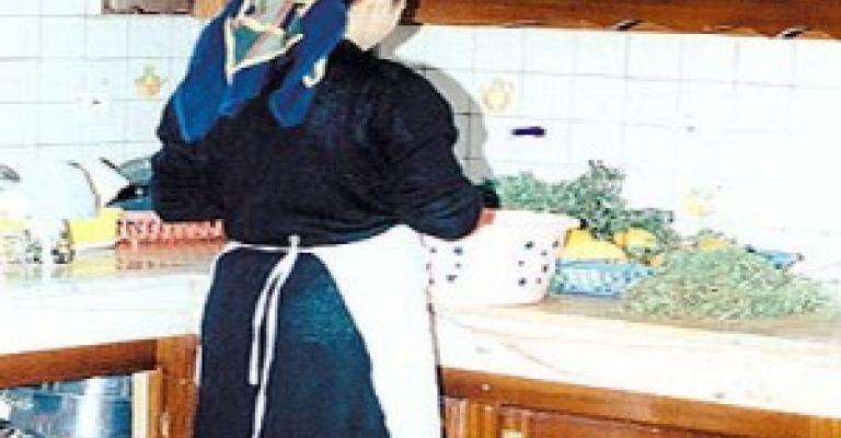 وزارة العمل تعد باستقدام عاملات من فيتنام وأثيوبيا وزارة العمل تعد باستقدام عاملات من فيتنام وأثيوبيا