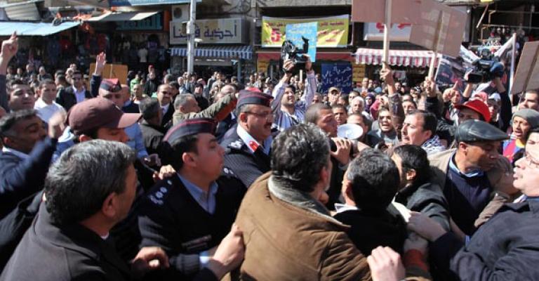 العوران بمناظرة لراديو البلد: جهات حكومية وأمنية وراء الاعتداء على مسيرة الجمعة العوران بمناظرة لراديو البلد: جهات حكومية وأمنية وراء الاعتداء على مسيرة الجمعة