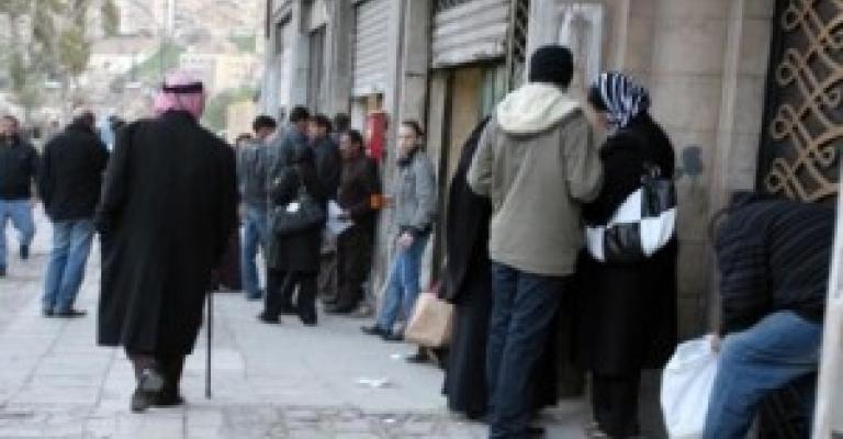 آلاف المواطنين يواصلون التجمهر أمام الديوان الملكي آلاف المواطنين يواصلون التجمهر أمام الديوان الملكي