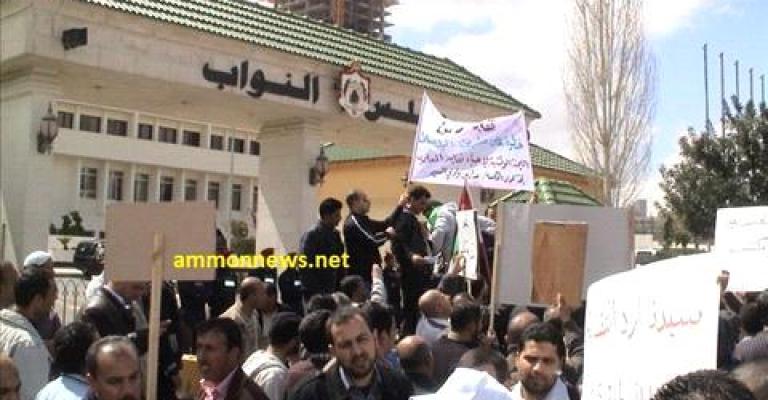 Hundreds of teachers protest at Parliament