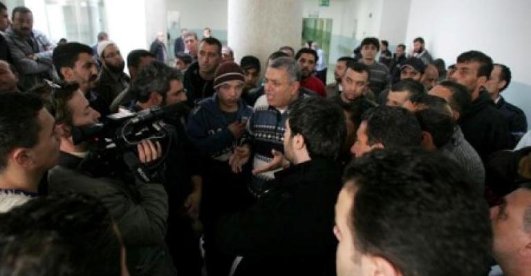 ذوو المواطن "سعد" يرفضون تسلم جثمانه حتى يتم التحقيق ذوو المواطن "سعد" يرفضون تسلم جثمانه حتى يتم التحقيق