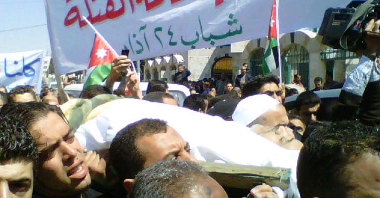 جثمان “ قتيل الداخلية” يوارى الثرى وهتافات ضد الرقاد والبخيت والسرور