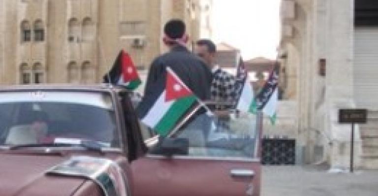 الطراونة: كتابة عبارات على العلم ممنوع قانونيا