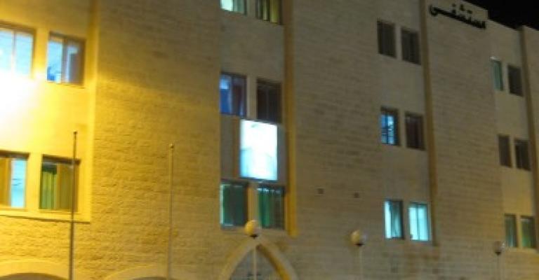 مواطن يحتج على إضراب الأطباء بخلع ملابسه مواطن يحتج على إضراب الأطباء بخلع ملابسه