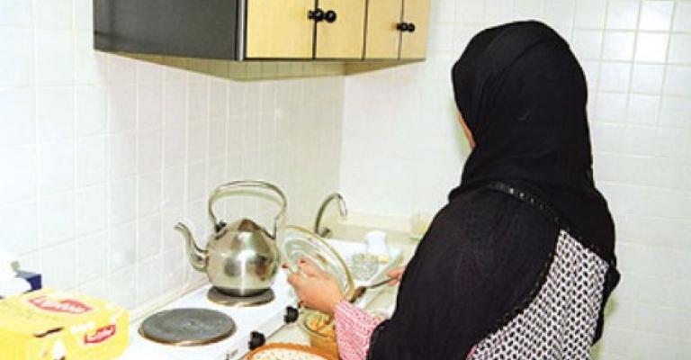 انتقادات لقرار إعفاء عاملات المنازل من رسوم تصاريح العمل انتقادات لقرار إعفاء عاملات المنازل من رسوم تصاريح العمل