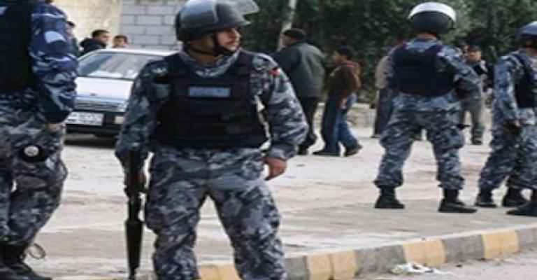 الاشتباكات تتوسع في مادبا واعتداء على سيارات وأكشاك الشرطة الاشتباكات تتوسع في مادبا واعتداء على سيارات وأكشاك الشرطة