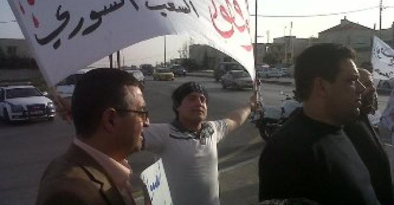 سوريون يعتصمون أمام سفارتهم وأردنيون يشعلون الشموع تضامنا