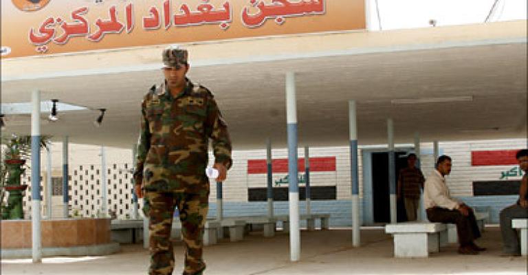 أهالي المعتقلين في السجون العراقية يطالبون البخيت بحل قضيتهم أهالي المعتقلين في السجون العراقية يطالبون البخيت بحل قضيتهم