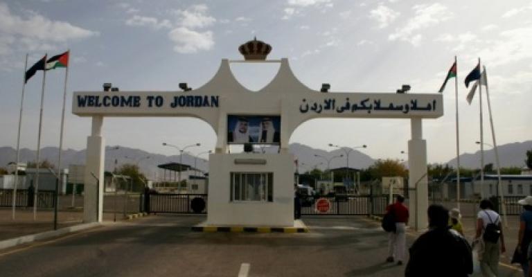 أهالي معان يغلقون الطريق المؤدي الى الحدود مع السعودية بالخيام