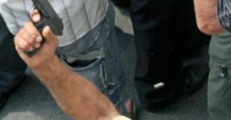 5 تهم لمطلق أعيرة نارية قتلت عشريني وأصابت طفل 5 تهم لمطلق أعيرة نارية قتلت عشريني وأصابت طفل