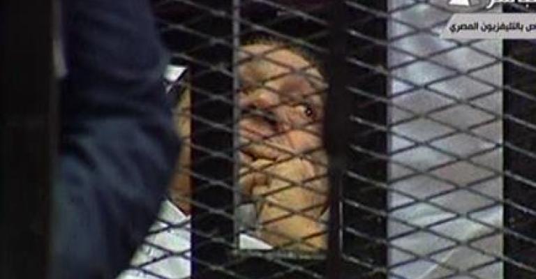 فيديو.. مبارك في قفص الاتهام 