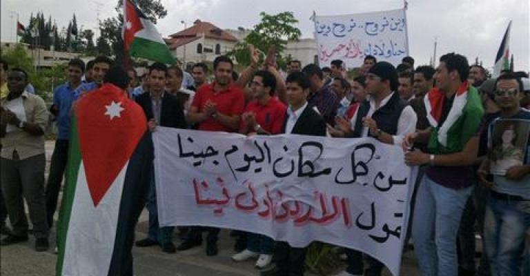 الطلاب العائدون من اليمن في انتظار الحل يلوحون بالاعتصام المفتوح الطلاب العائدون من اليمن في انتظار الحل يلوحون بالاعتصام المفتوح