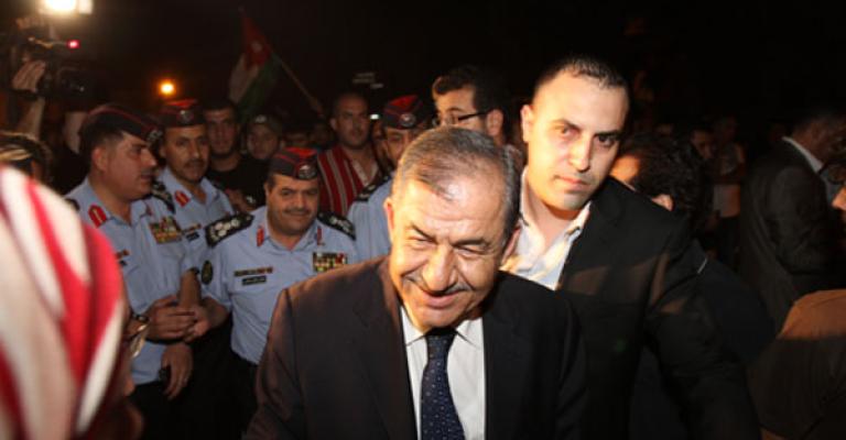 الساكت عند السفارة الإسرائيلية والمعتصمون يطلبون الملك طرد "الخنزير" .. صور وفيديو الساكت عند السفارة الإسرائيلية والمعتصمون يطلبون الملك طرد "الخنزير" .. صور وفيديو