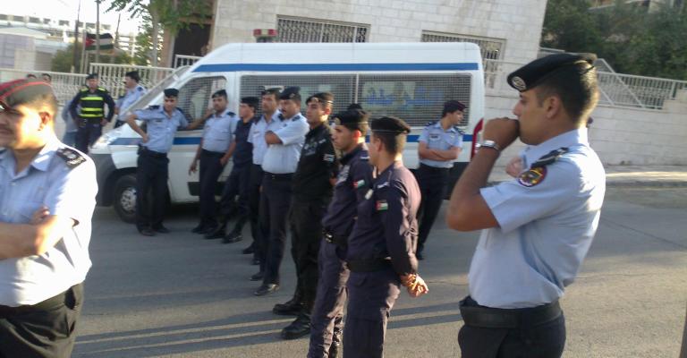 فيديو.. الأمن يمنع الاعتصام أمام السفارة البحرينية فيديو.. الأمن يمنع الاعتصام أمام السفارة البحرينية