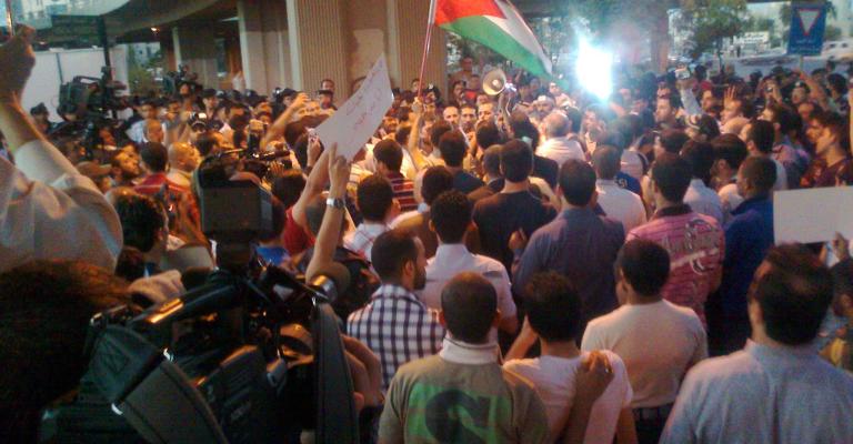 فيديو.. معتصمو الداخلية: يا حرية وينك وينك ... صف العسكر بيني وبينك فيديو.. معتصمو الداخلية: يا حرية وينك وينك ... صف العسكر بيني وبينك