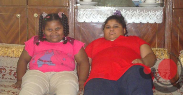 فيديو: شقيقتان يزداد وزنهن بمعدل كيلو شهريا.. دون علاج