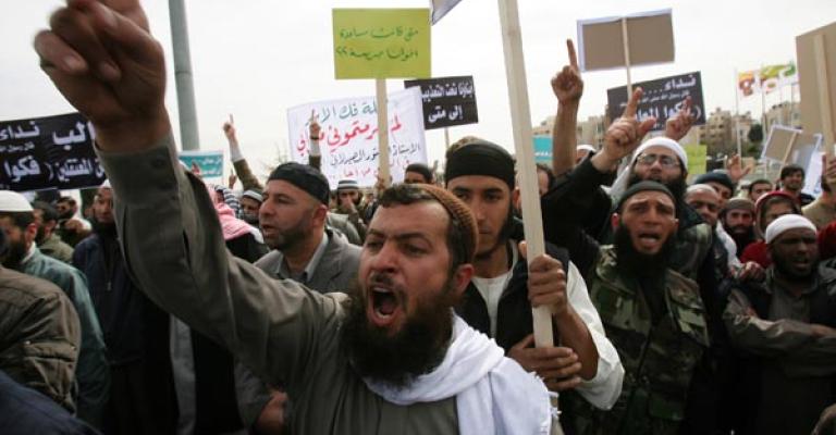 معتقلو التيار السلفي يضربون عن الطعام والأهالي يعتصمون