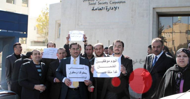 فيديو.. موظفو الضمان يعتصمون لاستثنائهم من الهيكلة