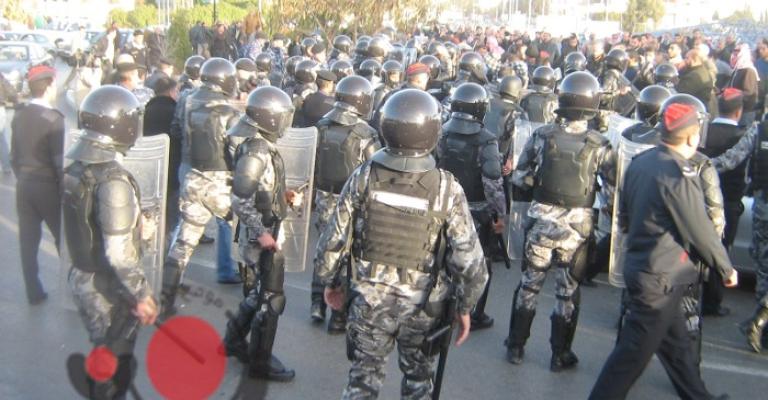 اشتباك بين المعتصمين وقوات الدرك في محيط الرئاسة.. صور 