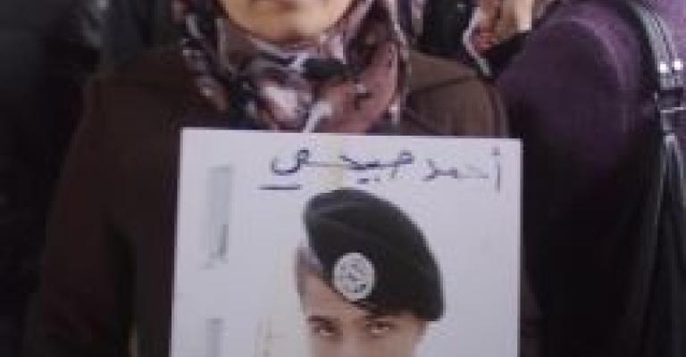 والدة الشرطي الصبيحي تهدد بحرق نفسها امام الديوان والدة الشرطي الصبيحي تهدد بحرق نفسها امام الديوان