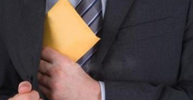 مقعد يقدم ملفا حول فساد أحد المسؤولين