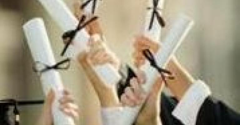 موقوف على خلفية اعتصام الكالوتي يحتفل بنجاحه في التوجيهي